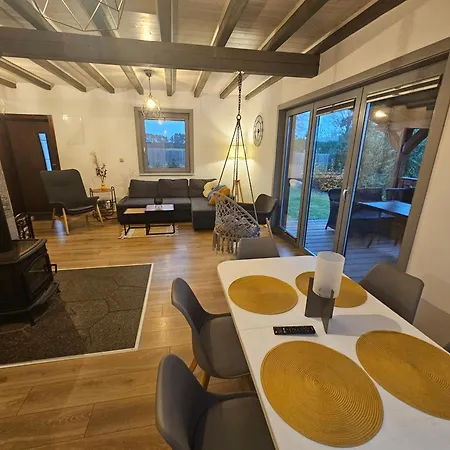 Milochowka - Dom Drewniany Blizniak 別荘 ブジジェ・トゥホルスキエ