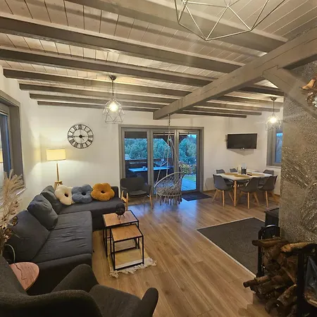 別荘 Milochowka - Dom Drewniany Blizniak